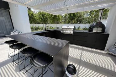 מטבח חוץ עם אי עבודה, גריל מובנה ומשטחי נירוסטה עמידים לתנאי חוץ